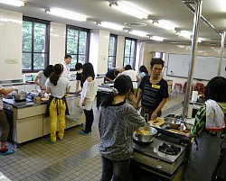 児童養護施設の子どもたちを招いて料理教室を開催